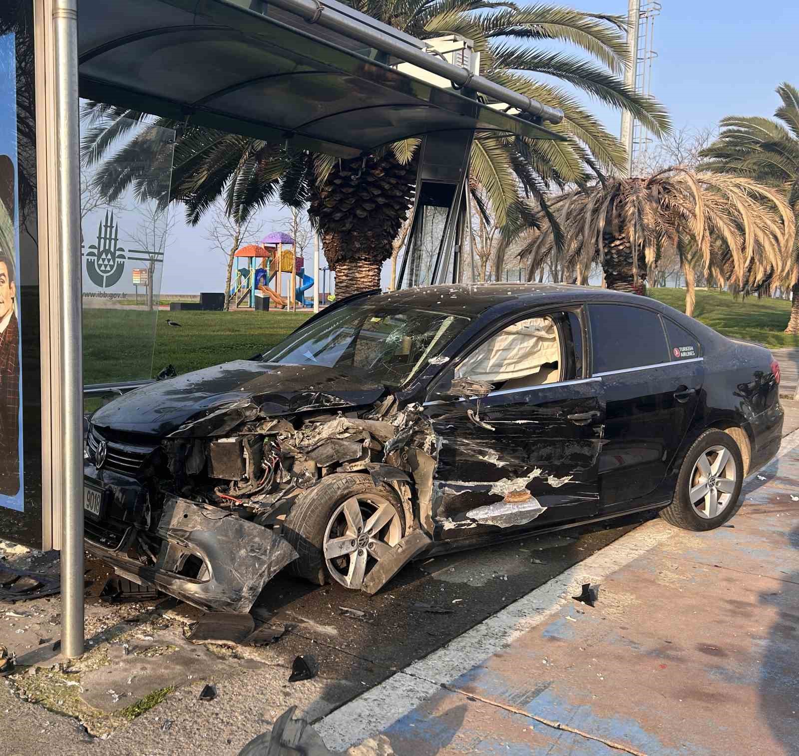 Kartal’da hafriyat kamyonuna çarpan araç durağa daldı: 2 yaralı
