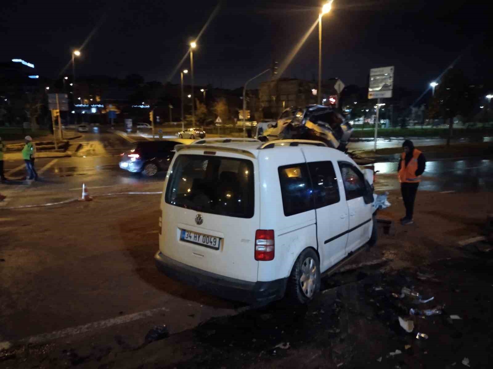 Kartal’da sahil yolunda hafif ticari araç park halindeki otomobile çarptı: 4 yaralı
