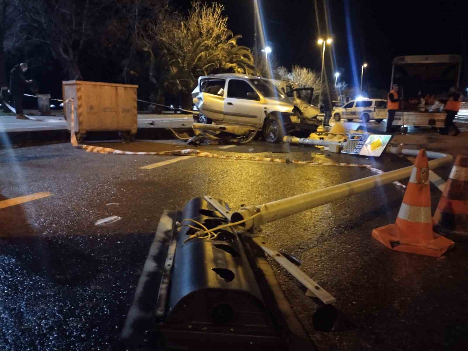 Kartal’da sahil yolunda hafif ticari araç park halindeki otomobile çarptı: 4 yaralı
