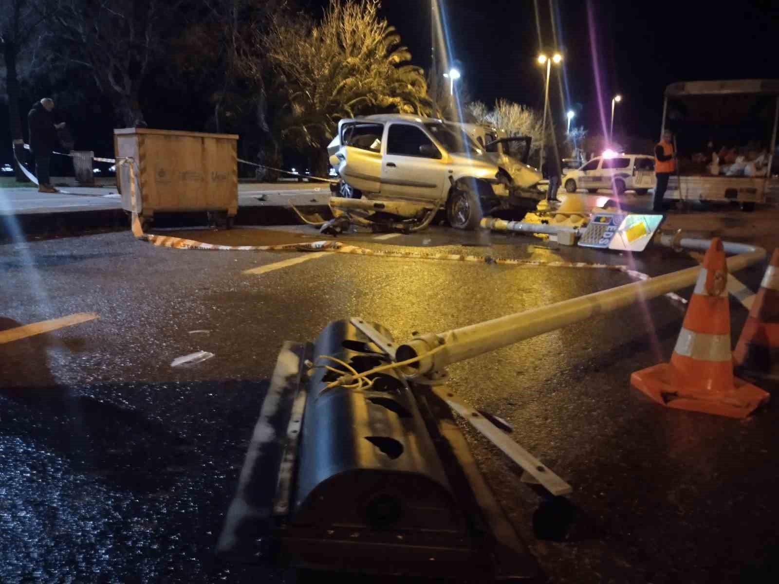 Kartal’da sahil yolunda hafif ticari araç park halindeki otomobile çarptı: 4 yaralı
