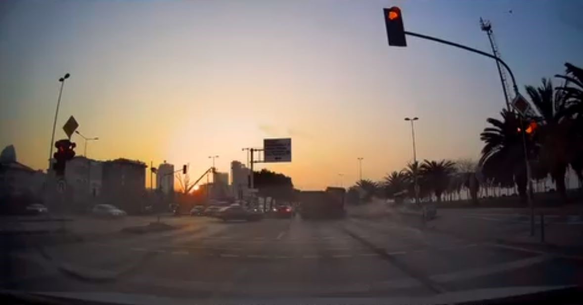 Kartal’daki kaza anları kamerada: Kırmızı ışıkta geçen araç durağa böyle daldı
