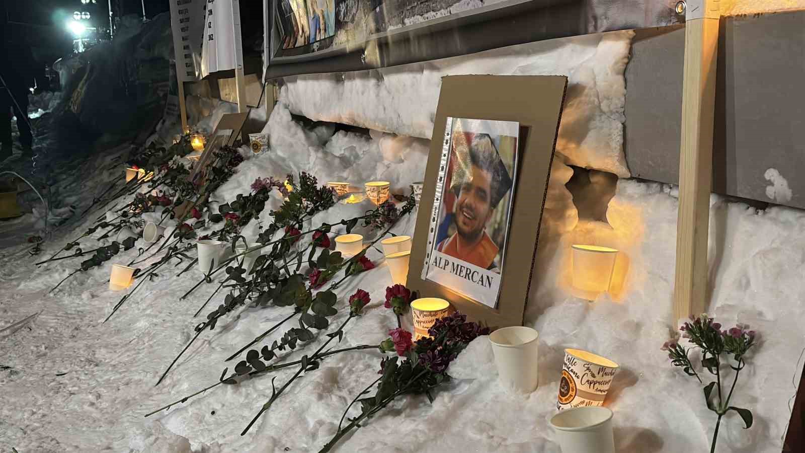 Kartalkaya yangın faciasının birinci yıldönümünde acılı aileler otel önünde bir araya geldi
