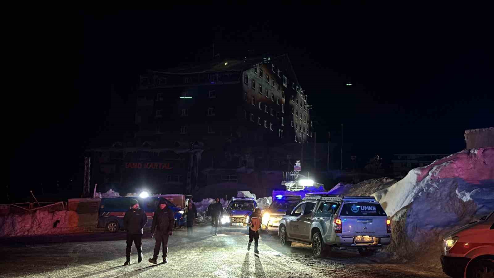 Kartalkaya yangın faciasının birinci yıldönümünde acılı aileler otel önünde bir araya geldi
