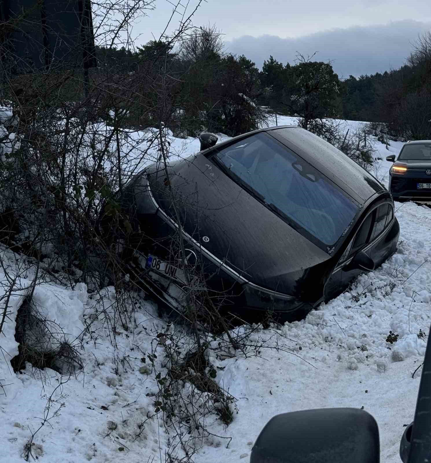 Kartalkaya yolunda lüks araç kara saplandı
