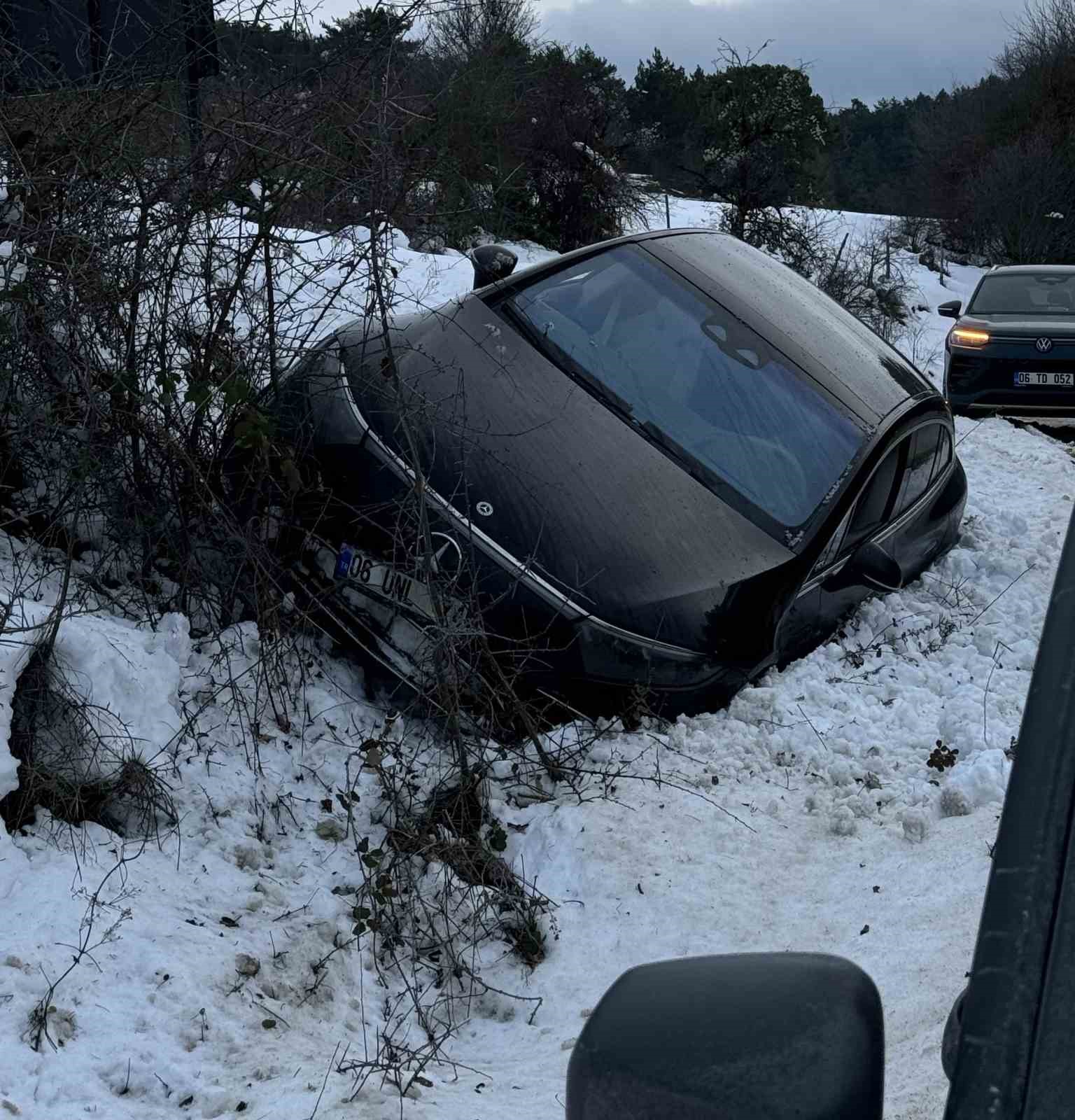 Kartalkaya yolunda lüks araç kara saplandı
