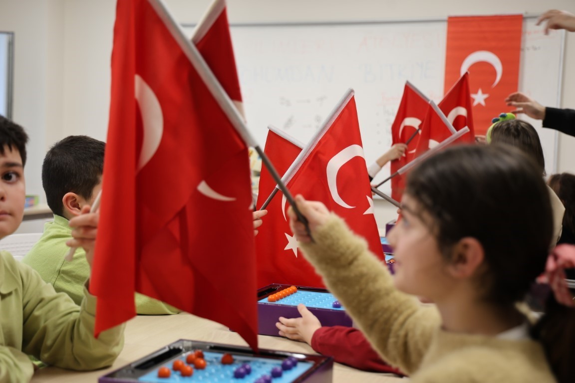 Kartepe Genç Akademi’de yeni dönem bayrak sevgisiyle başladı
