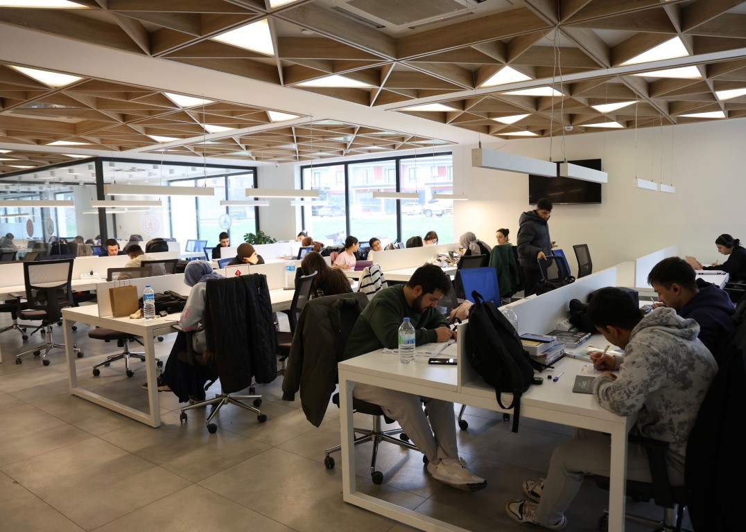 Kartepe Kent Kütüphanesi yarıyıl tatilinde öğrencilerin uğrak noktası oldu
