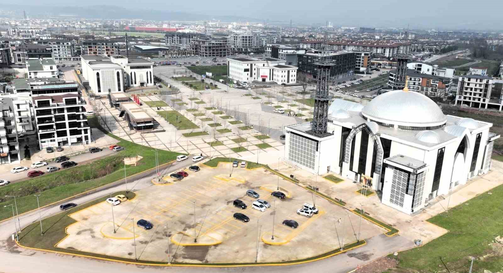 Kartepe Kent Meydanı Cami, ilk teravihle ibadete açılıyor
Kartepe Kent Meydanı Cami, ilk teravihle ibadete açılıyor