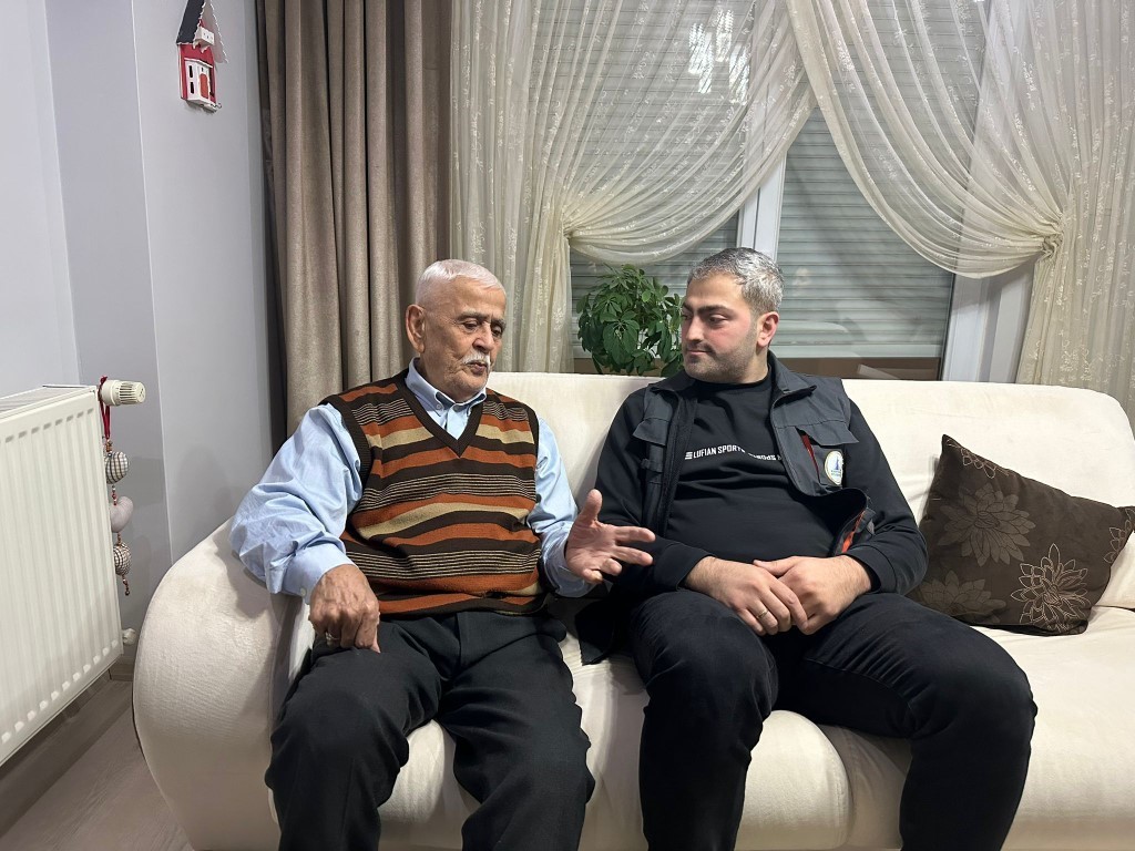 Kartepe’de "Alo Evlat" ekiplerinden yaşlılara evde sağlık ve bakım desteği
