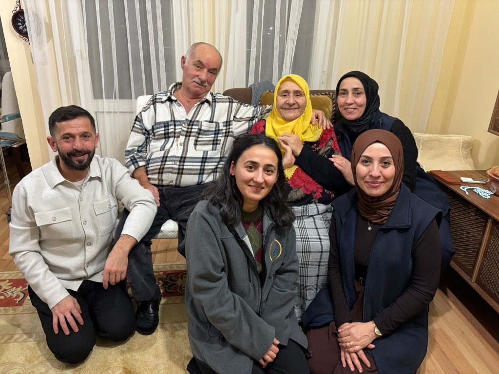 Kartepe’de "Alo Evlat" ekiplerinden yaşlılara evde sağlık ve bakım desteği
