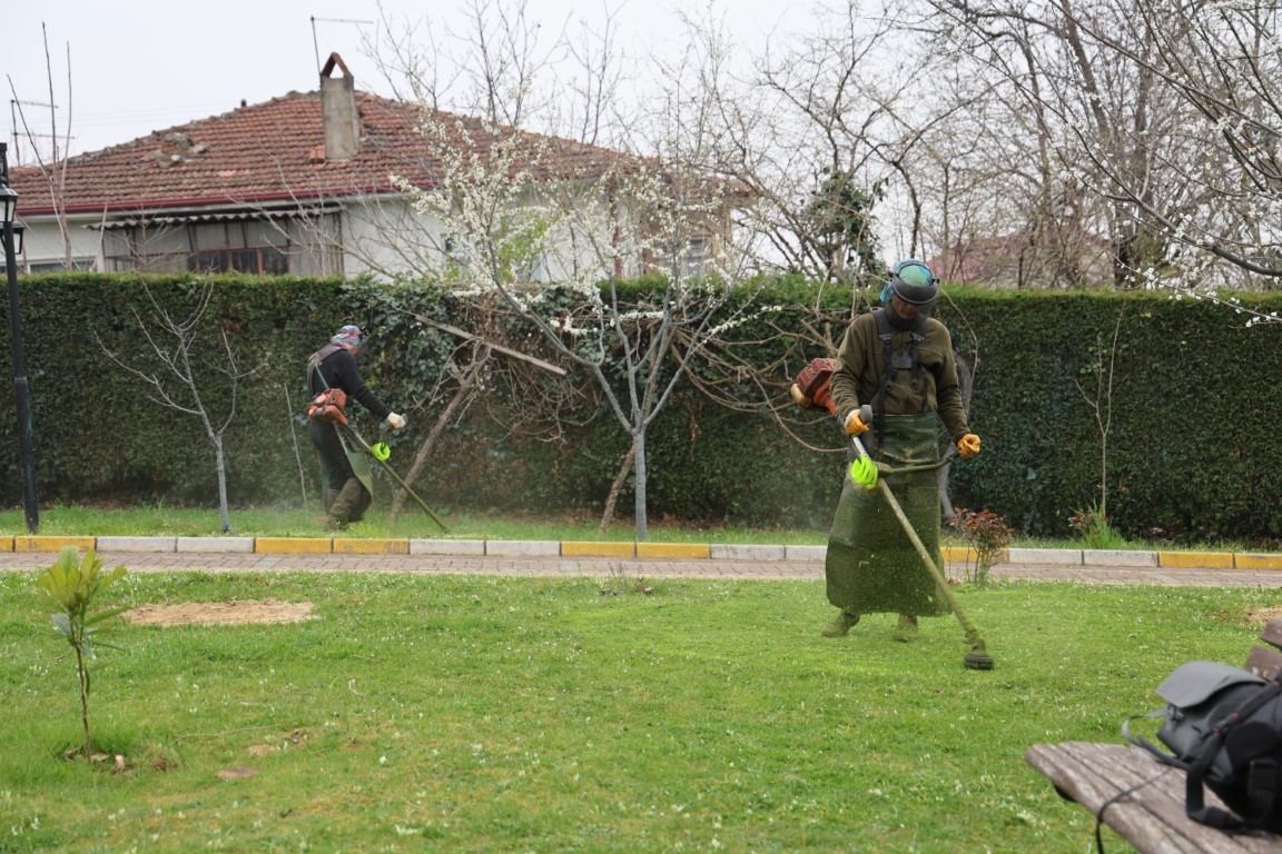 Kartepe’de bayram öncesi camilerde temizlik çalışması yapıldı
