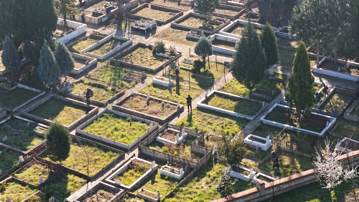 Kartepe’de bayram öncesi mezarlıklarda temizlik çalışması
