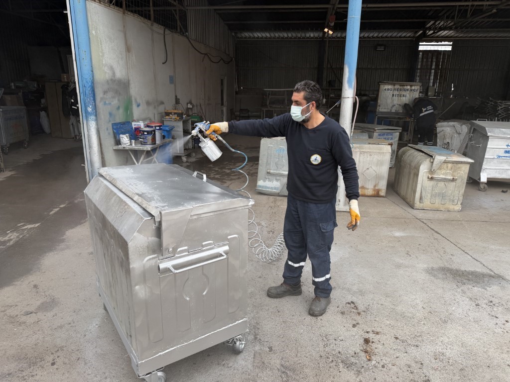 Kartepe’de eskiyen çöp konteynerleri onarılarak yeniden kullanıma sunuluyor
