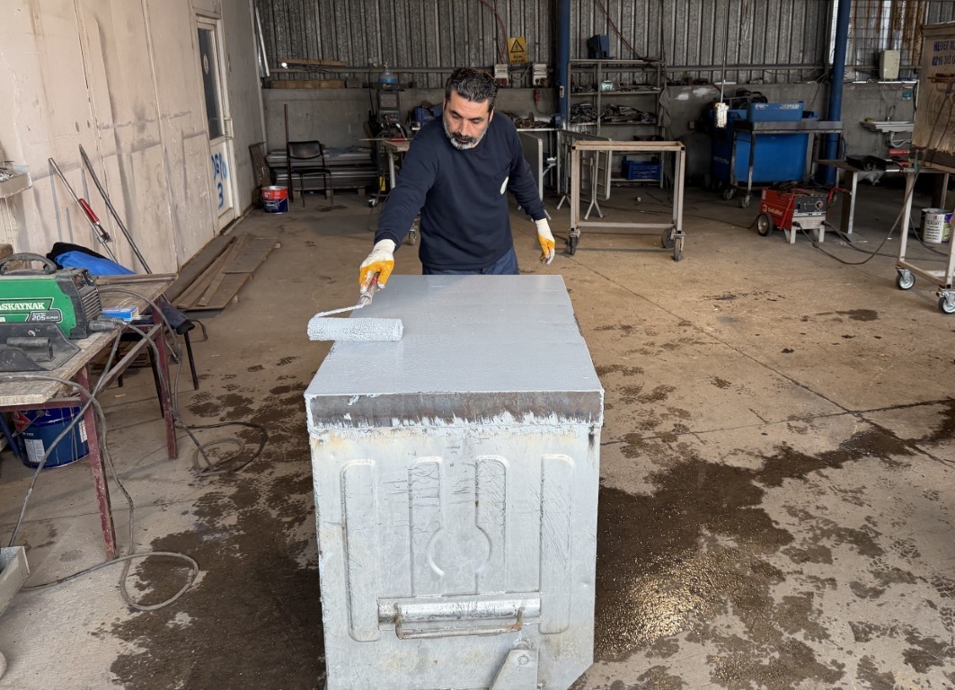 Kartepe’de eskiyen çöp konteynerleri onarılarak yeniden kullanıma sunuluyor
