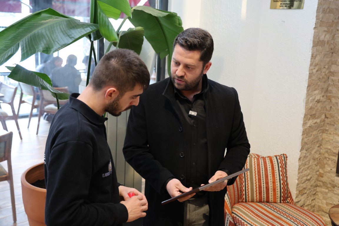 Kartepe’de işletmelere yönelik ruhsat denetimleri devam ediyor
Kartepe’de işletmelere yönelik ruhsat denetimleri devam ediyor