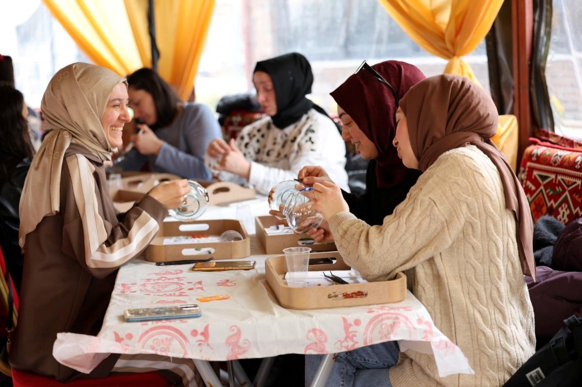 Kartepe’de kurulan otağ çadırında geleneksel sanatlar yaşatılıyor

