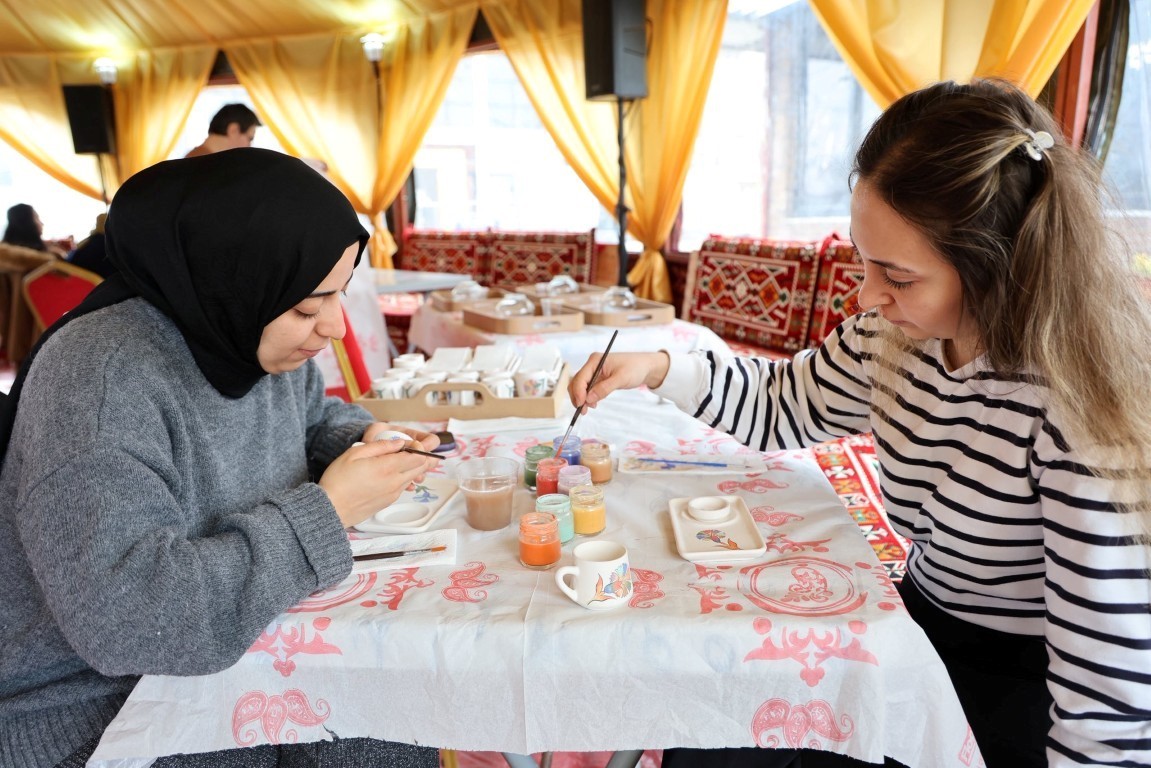 Kartepe’de kurulan otağ çadırında geleneksel sanatlar yaşatılıyor
