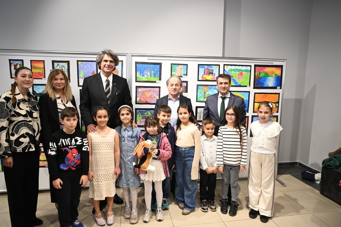 Kartepe’de minik ressamların eserleri Sanat Evi’nde sergileniyor
