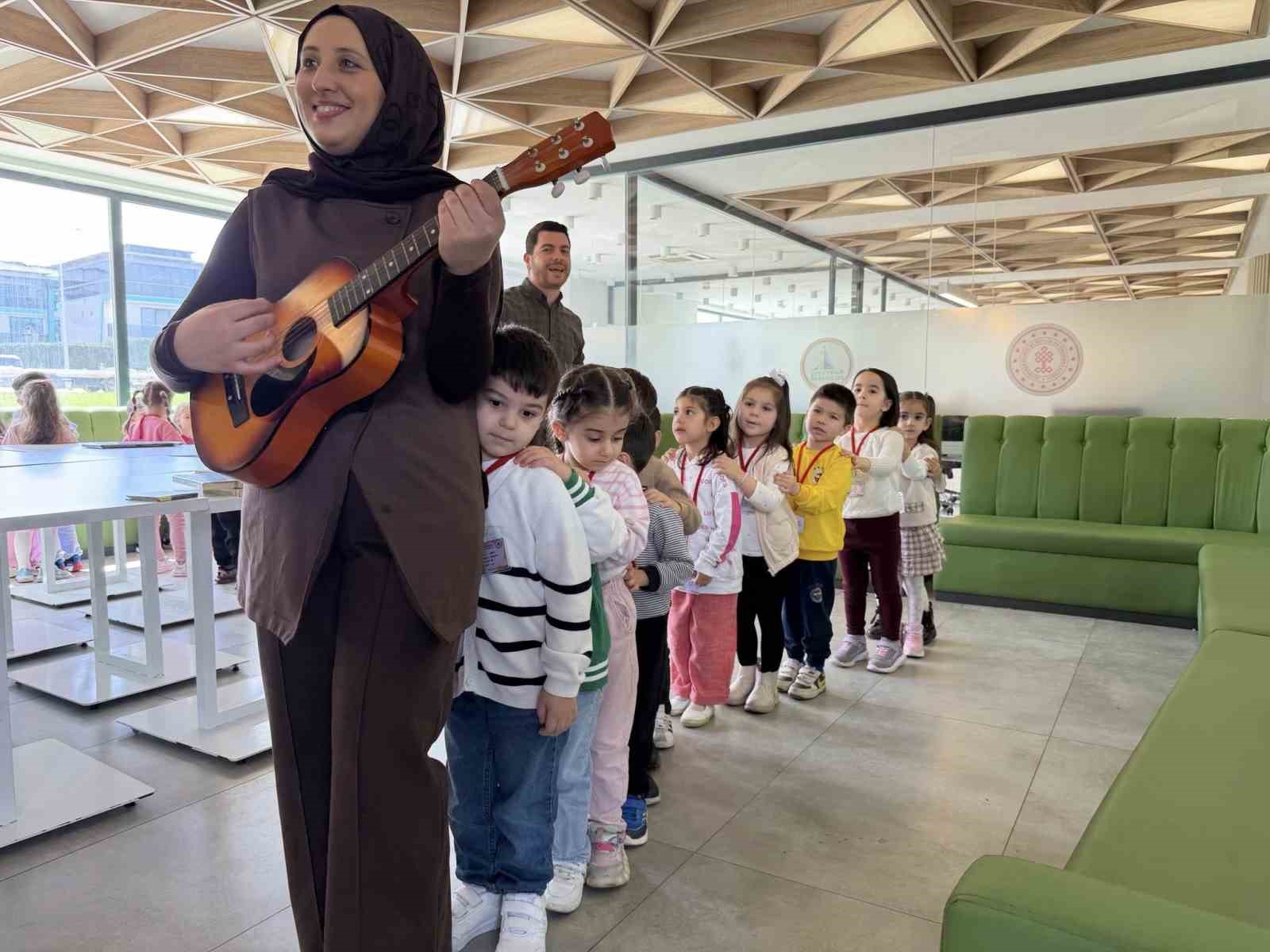 Kartepe’de minikler Kütüphaneler Haftası’nı müzikli masallarla kutladı
