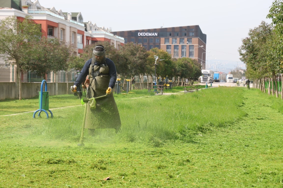 Kartepe’de park ve yürüyüş yollarında bahar temizliği çalışması
