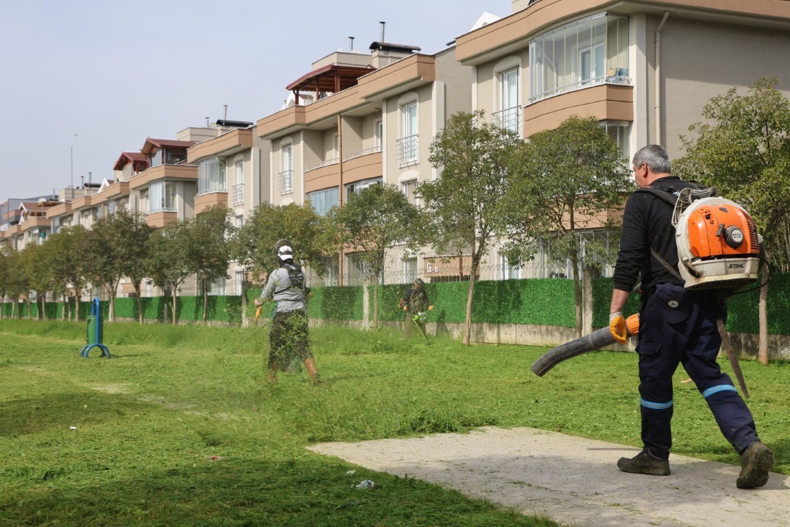 Kartepe’de park ve yürüyüş yollarında bahar temizliği çalışması

