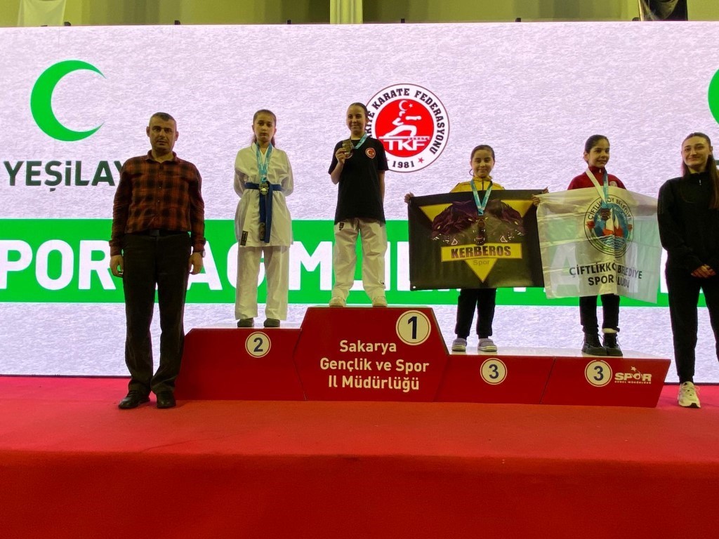 Kartepeli karateciler Sakarya’dan 6 madalyayla döndü
