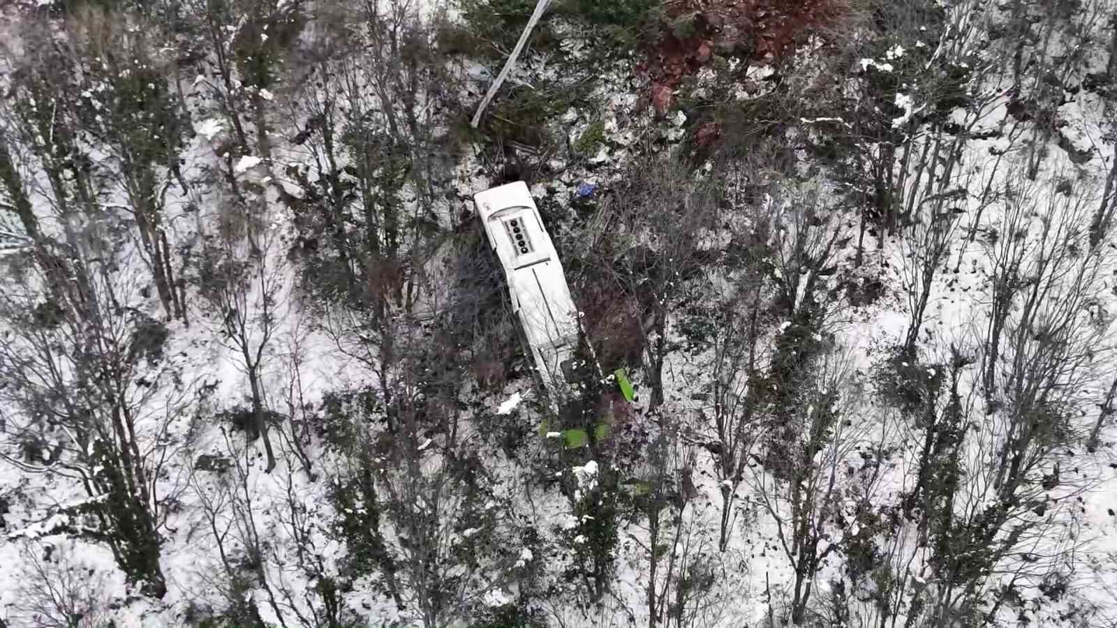 Kartepe’nin zirvesinden inerken otobüs şarampole uçtu: 22 yaralı
