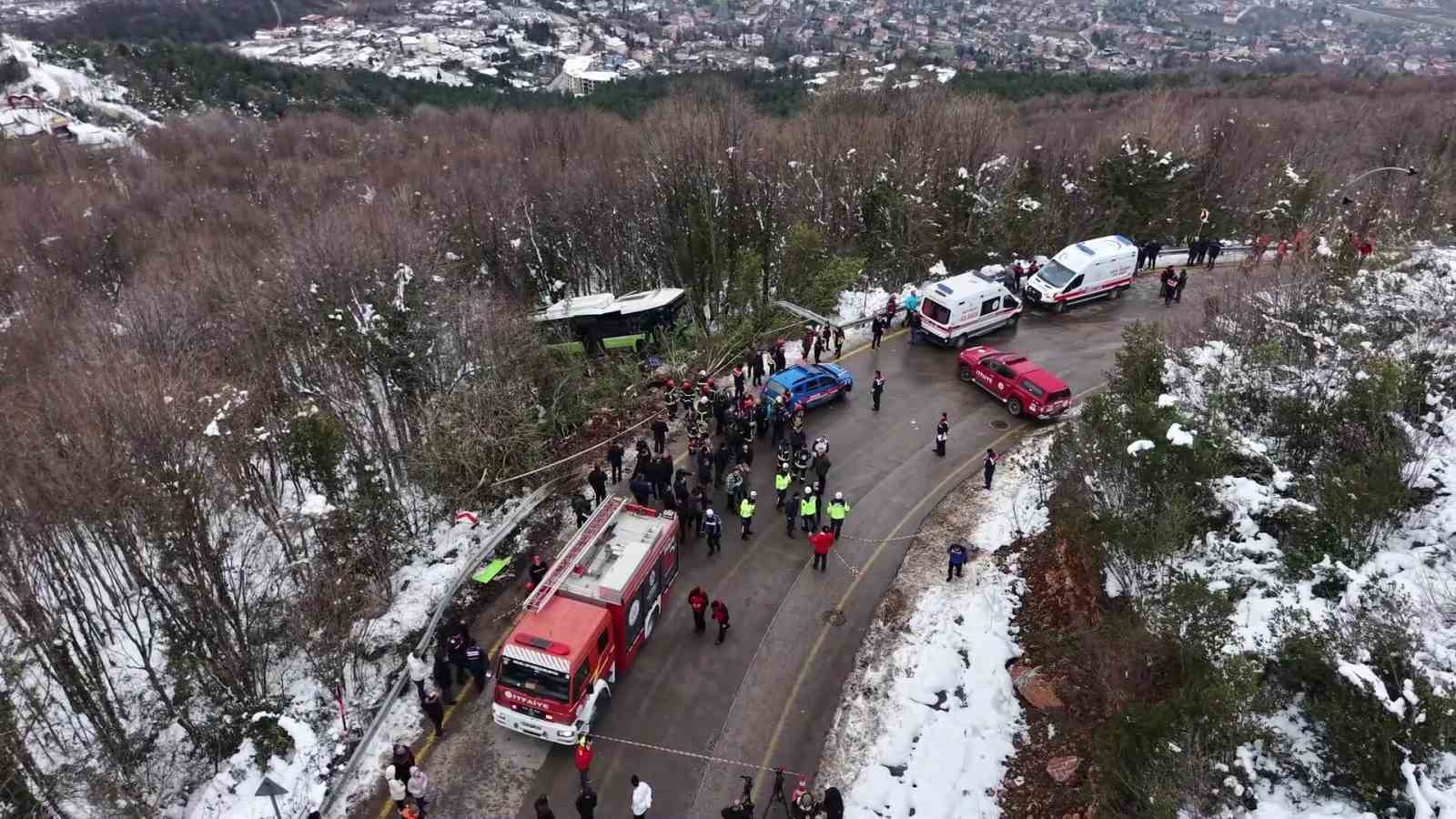 Kartepe’nin zirvesinden inerken otobüs şarampole uçtu: 22 yaralı
