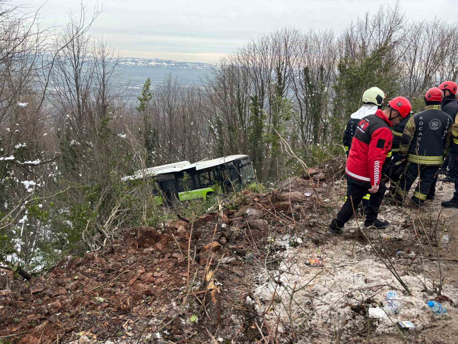 Kartepe’nin zirvesinden inerken otobüs şarampole uçtu: 22 yaralı
