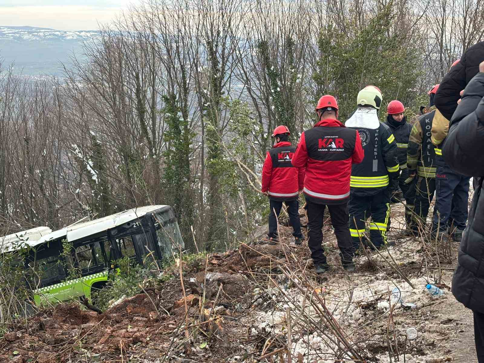 Kartepe’nin zirvesinden inerken otobüs şarampole uçtu: 22 yaralı
