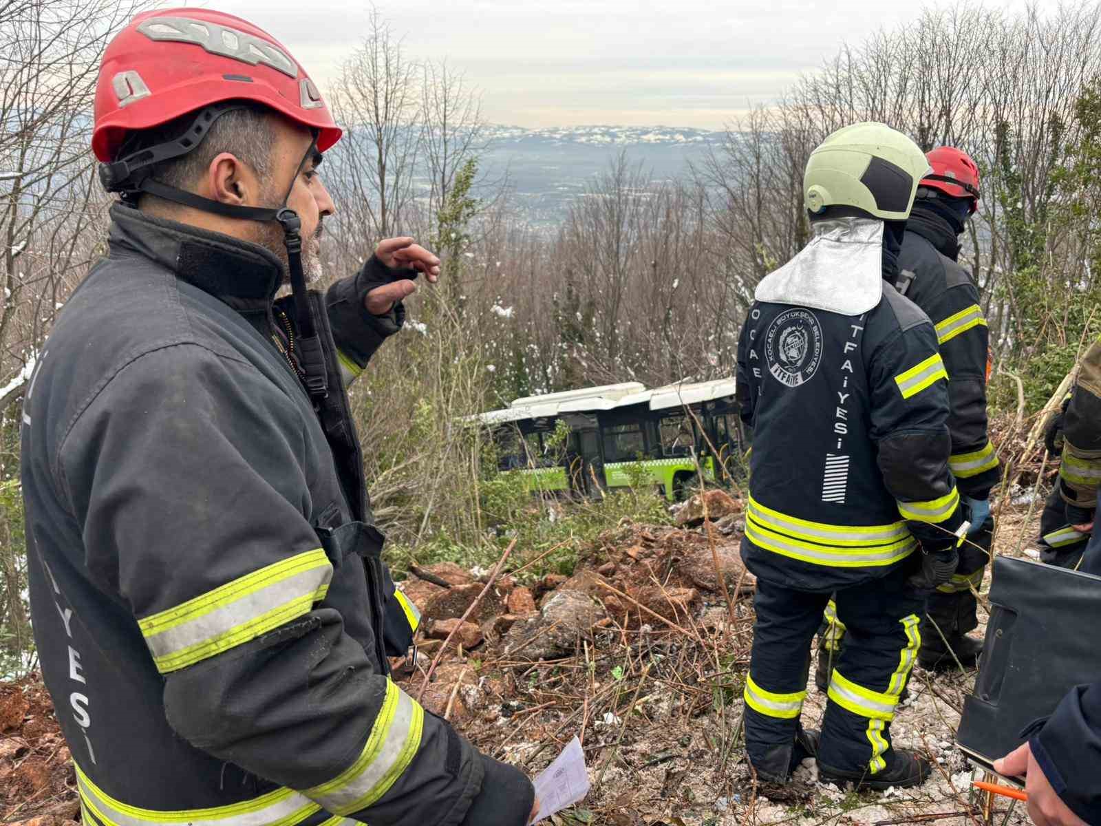 Kartepe’nin zirvesinden inerken otobüs şarampole uçtu: 22 yaralı
