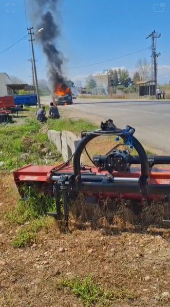 Karton yüklü kamyonet seyir halindeyken yandı
