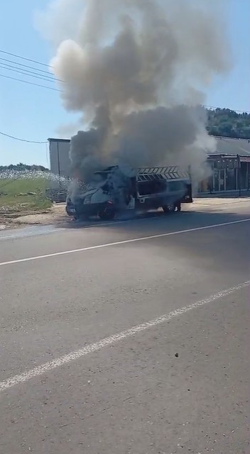 Karton yüklü kamyonet seyir halindeyken yandı
