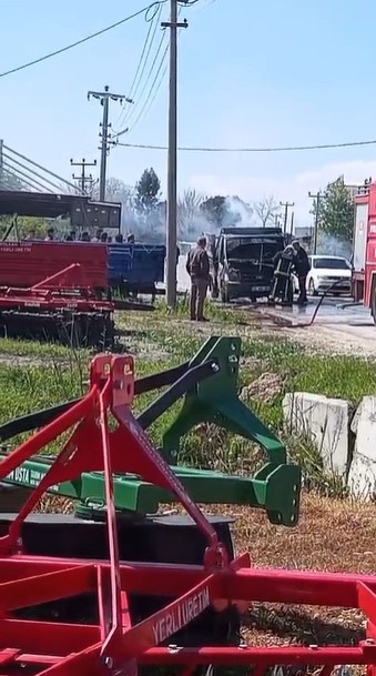 Karton yüklü kamyonet seyir halindeyken yandı
