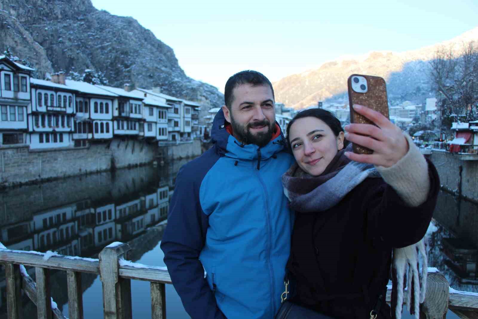 Kartpostal şehir Amasya beyaza büründü
