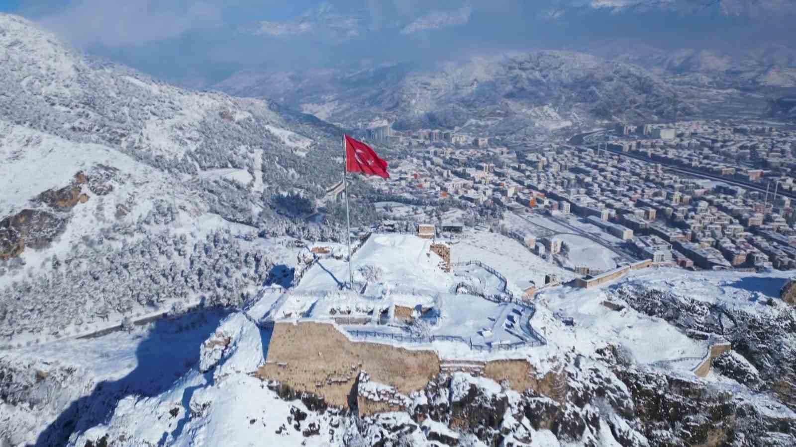 Kartpostal şehir Amasya beyaza büründü
