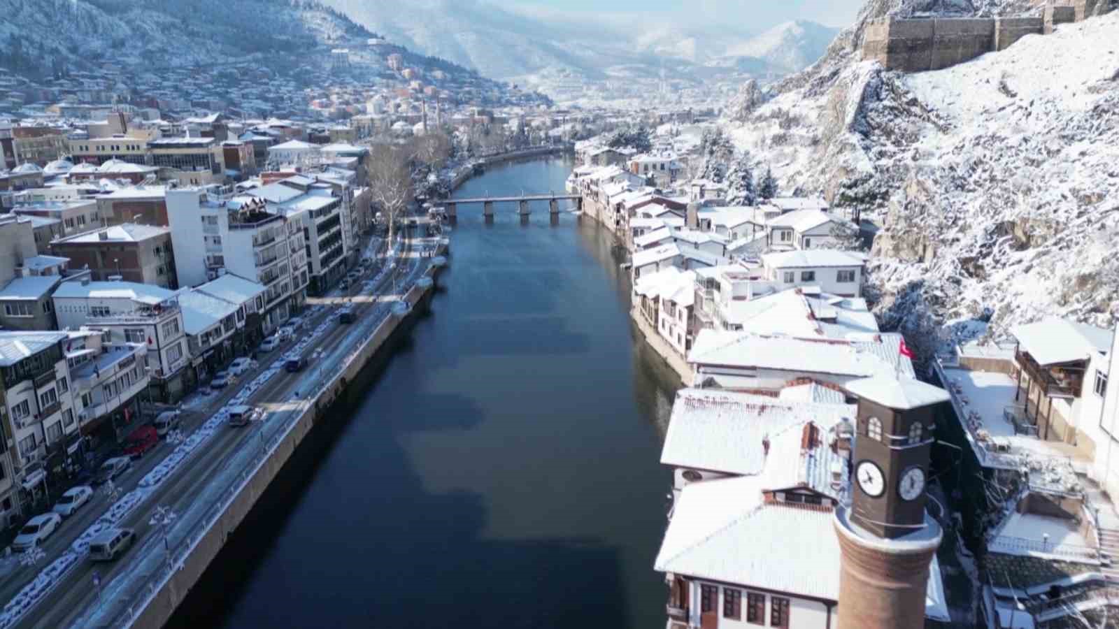 Kartpostal şehir Amasya beyaza büründü
