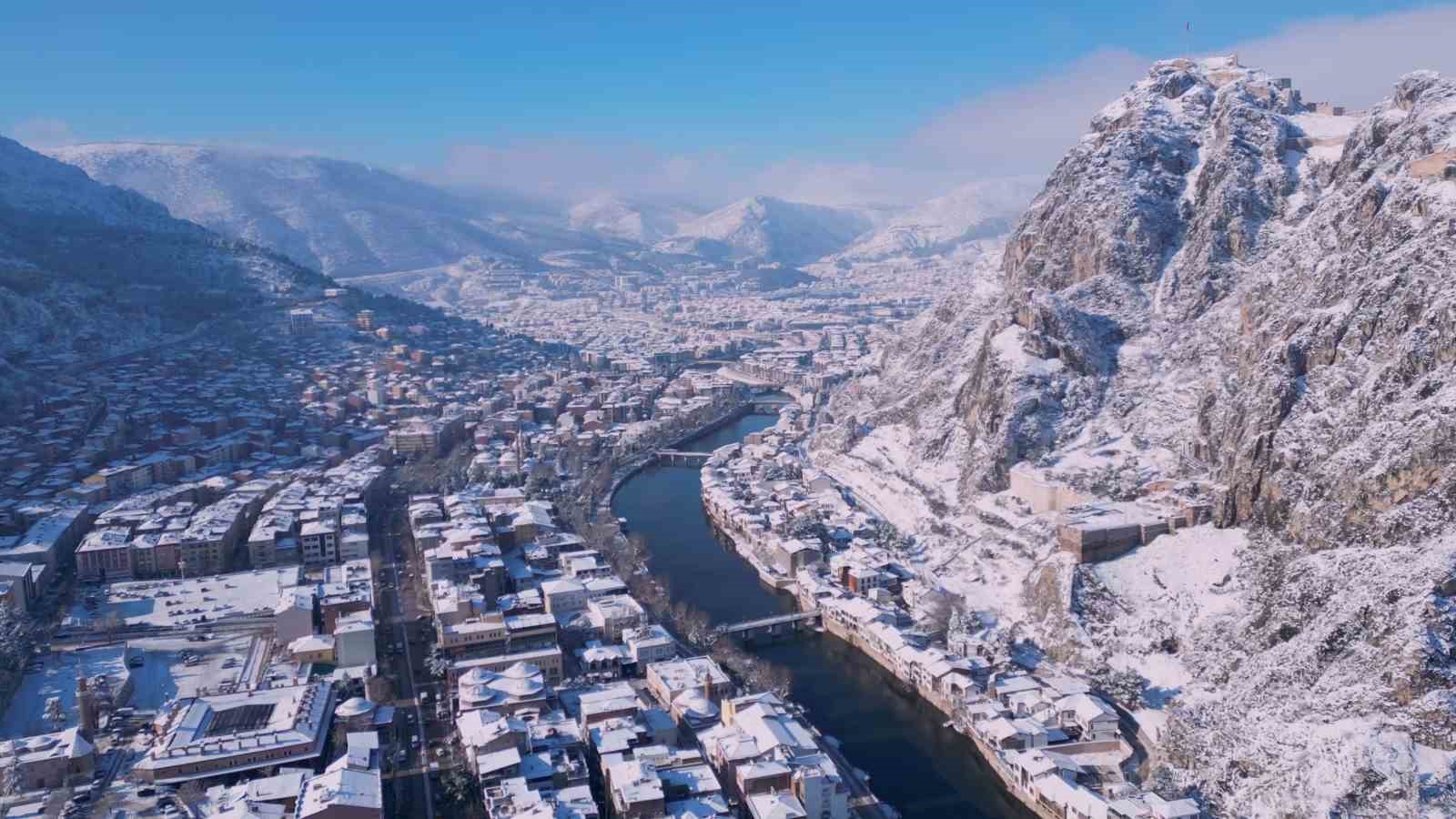 Kartpostal şehir Amasya beyaza büründü
