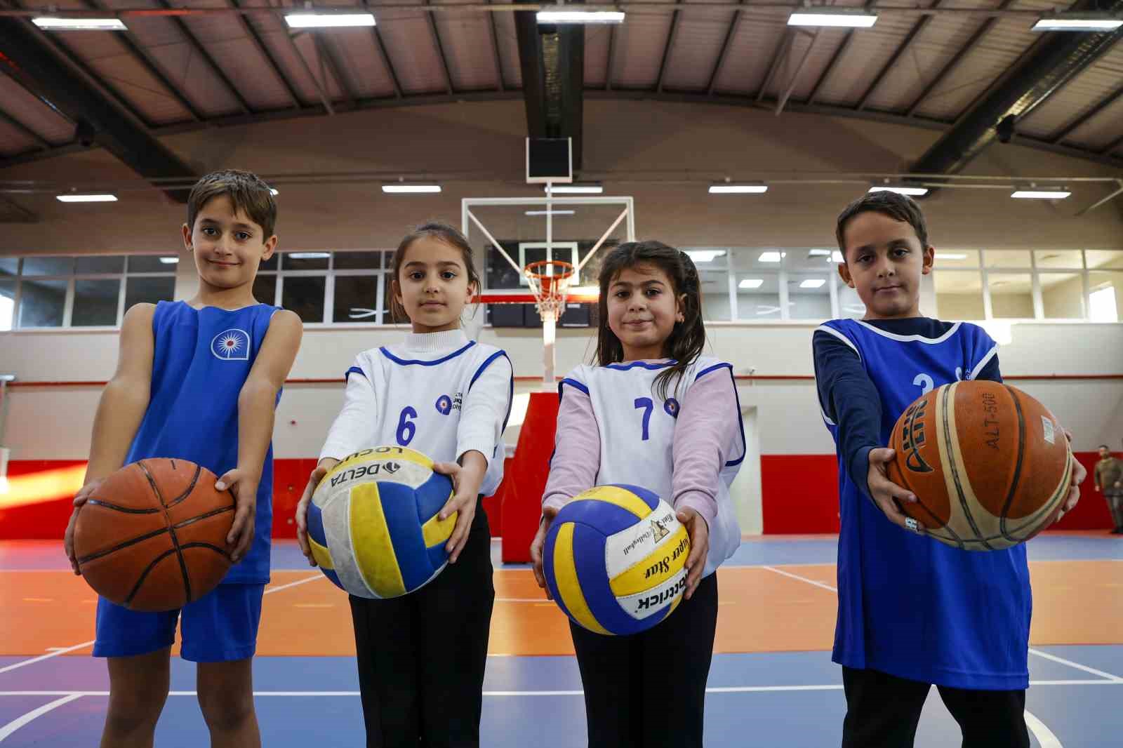 Kaş Ova Spor Salonu Kaşlı çocukların ortak buluşma noktası oldu
Kaş Ova Spor Salonu Kaşlı çocukların ortak buluşma noktası oldu