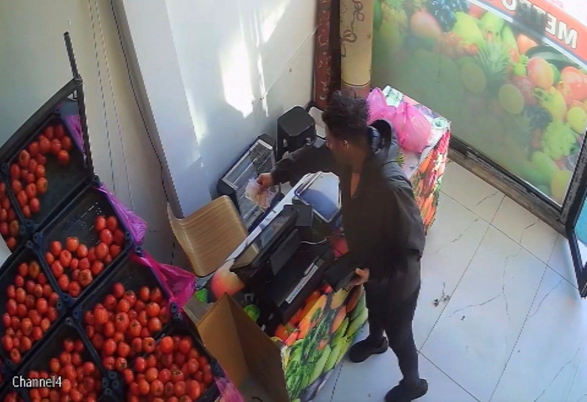 Kasada kimse yokken parasını bırakan müşteriye esnaftan teşekkür
