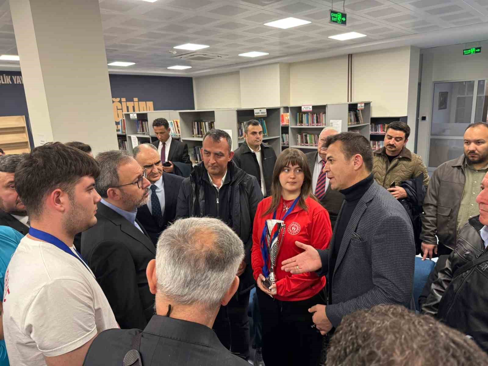 Kasapoğlu ve Özkan’dan Alaşehirli öğrencilere tebrik
