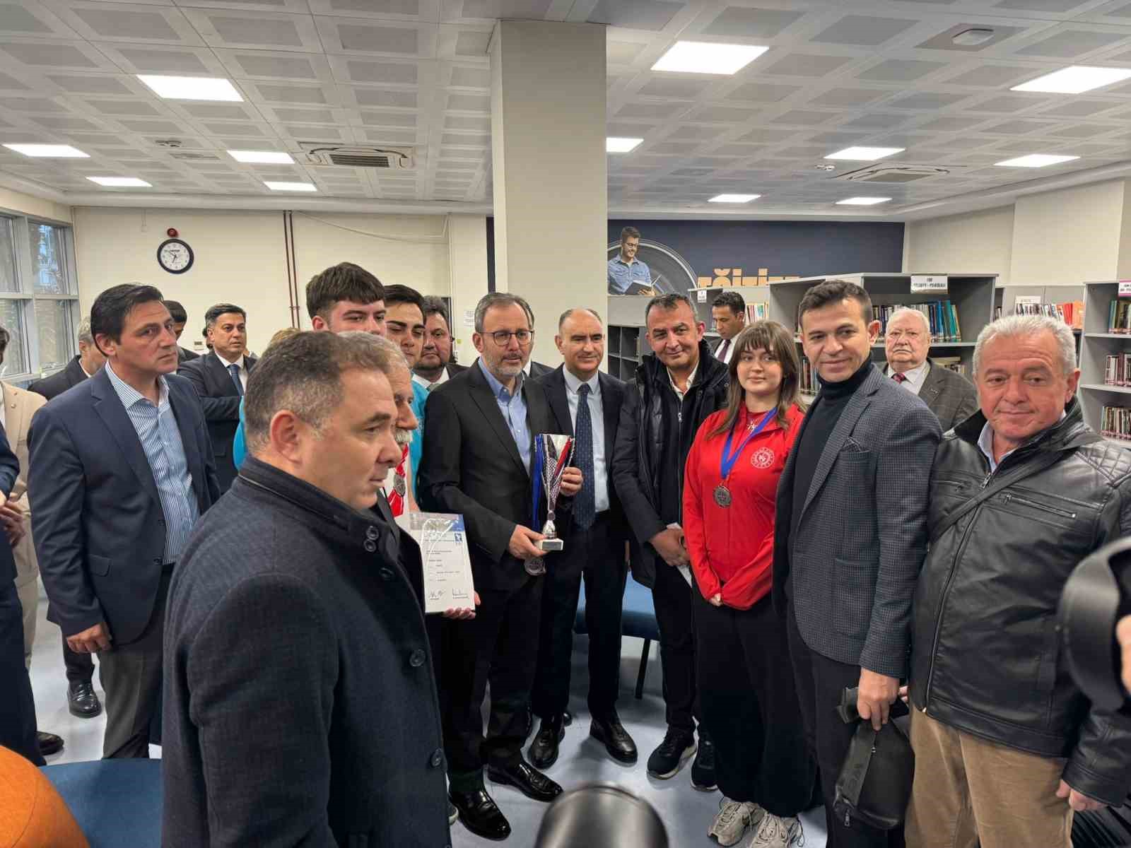 Kasapoğlu ve Özkan’dan Alaşehirli öğrencilere tebrik
