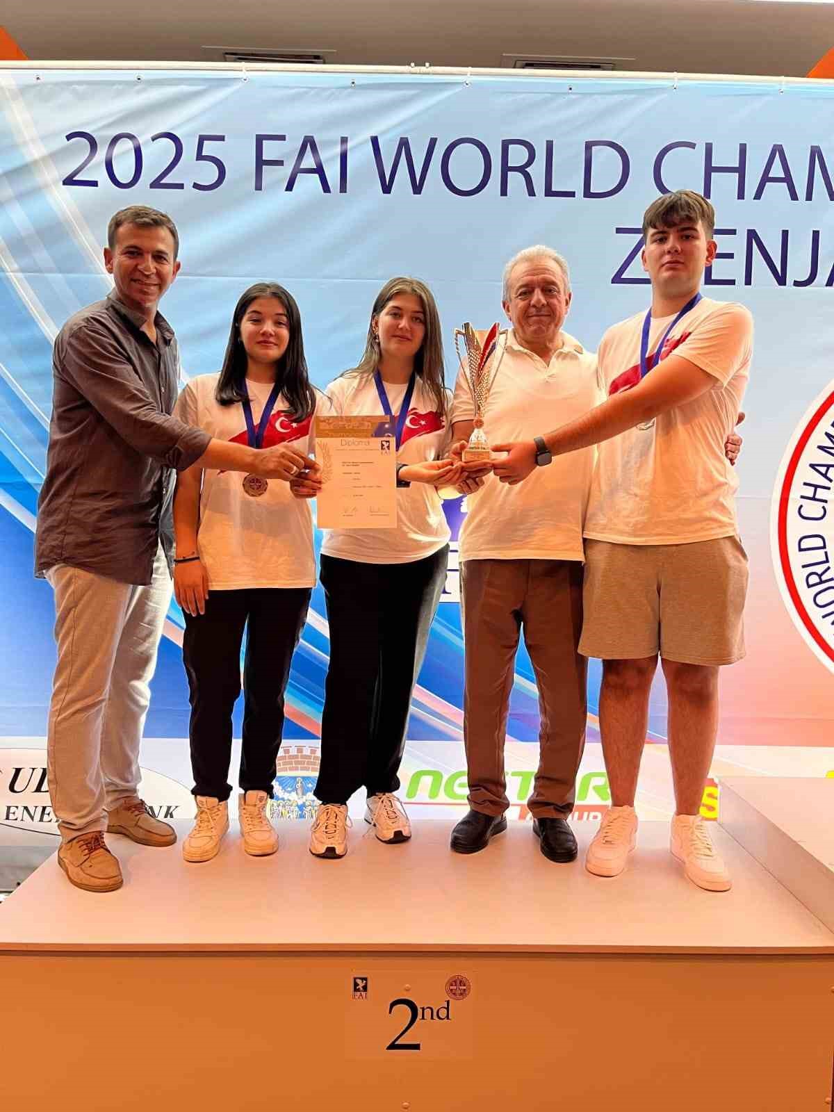 Kasapoğlu ve Özkan’dan Alaşehirli öğrencilere tebrik
