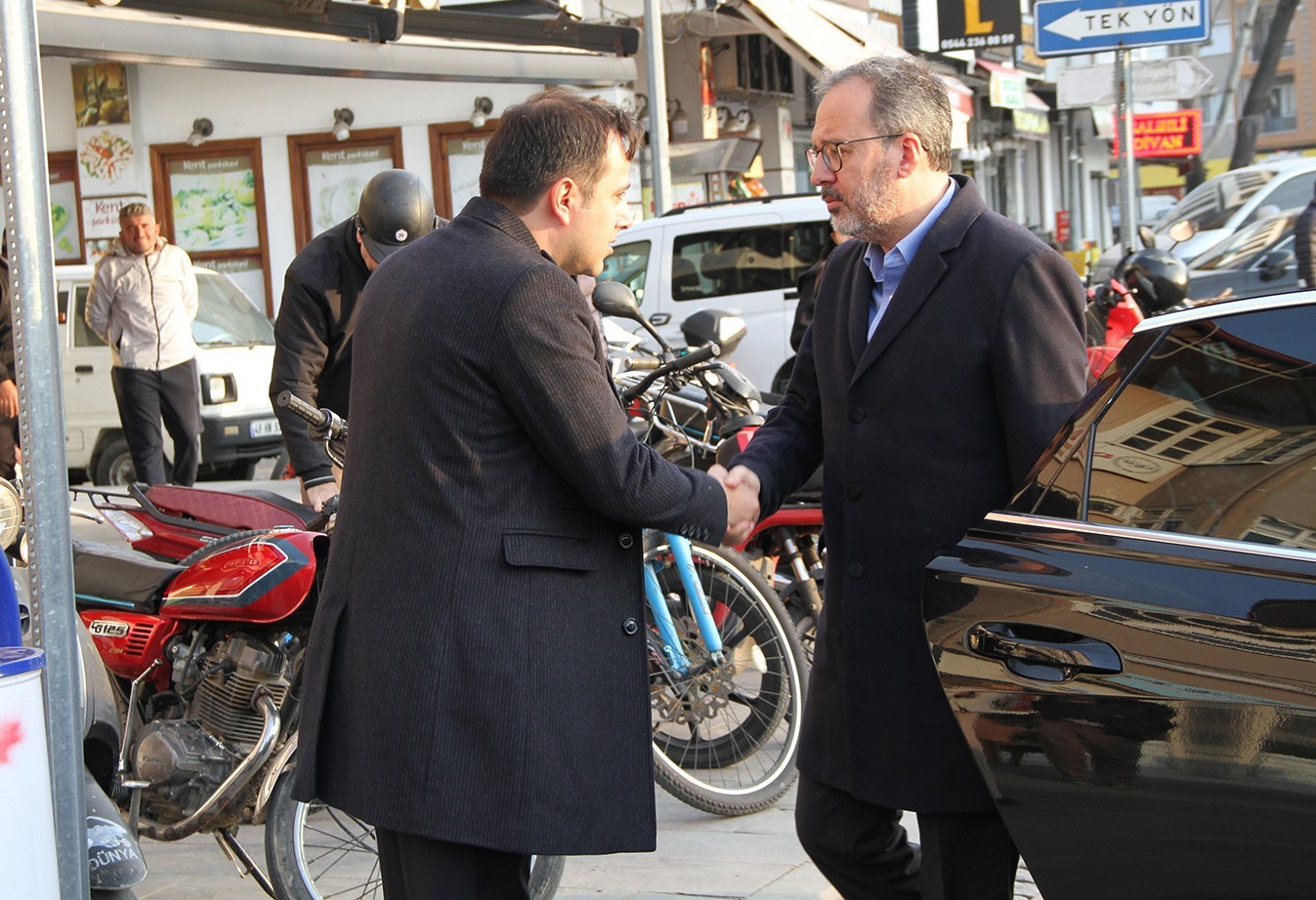 Kasapoğlu ve Vali Özkan vatandaşlarla iftarda buluştu
