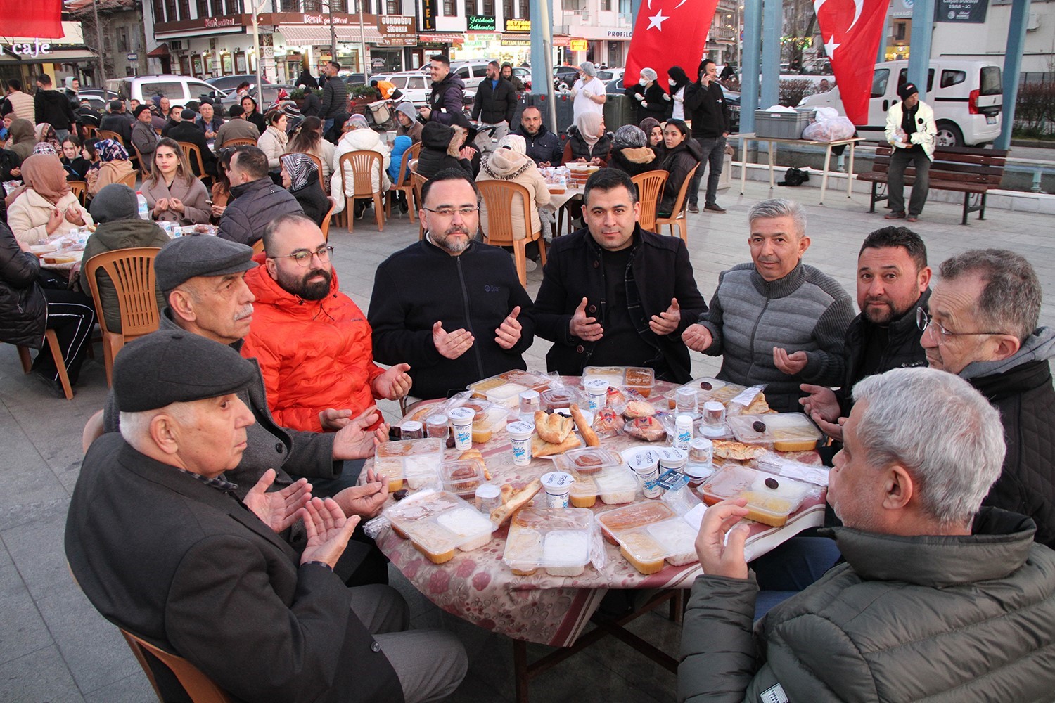 Kasapoğlu ve Vali Özkan vatandaşlarla iftarda buluştu
