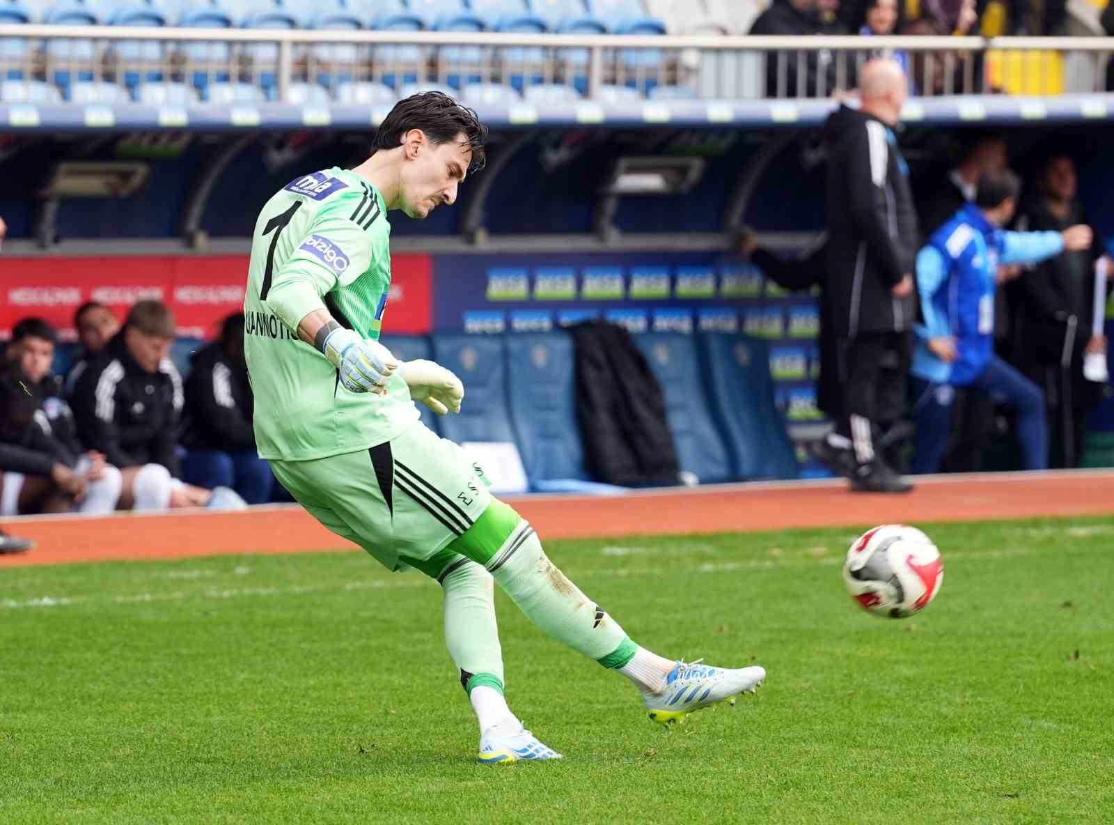 Kasımpaşa kalecisi Andreas Gianniotis’ten uzaklardan gol
