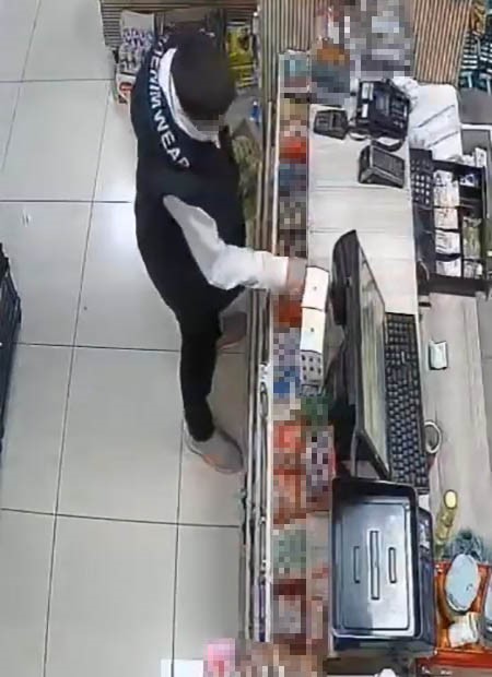 Kasiyeri farklı yöne yönlendirip, kasada bulunan eriği çaldı
