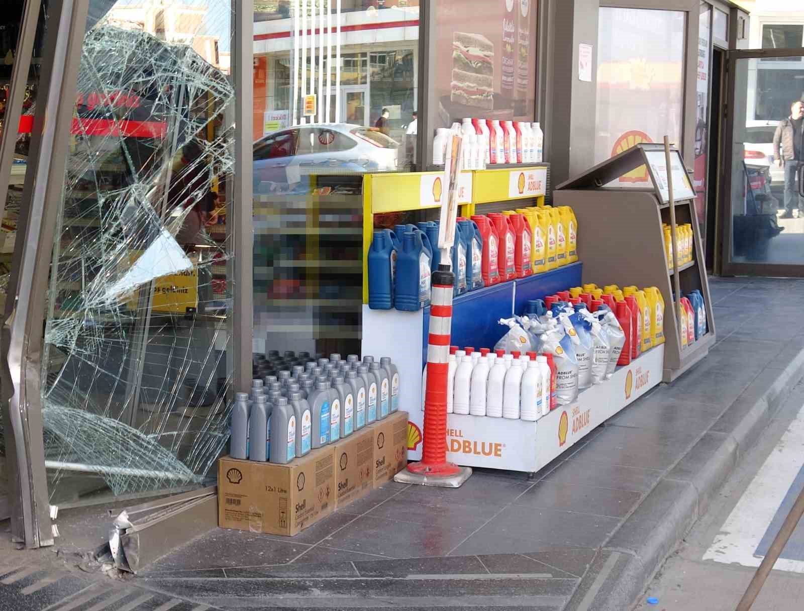 Kasiyerle tartışan sürücü aracıyla istasyona daldı
