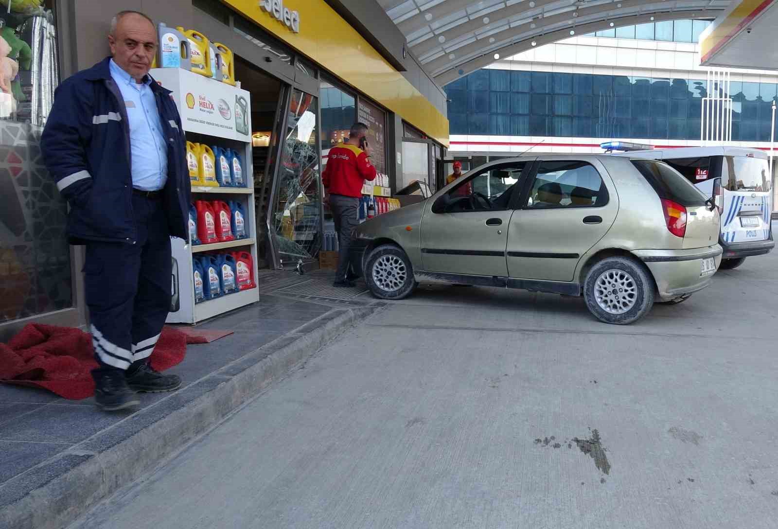 Kasiyerle tartışan sürücü aracıyla istasyona daldı
