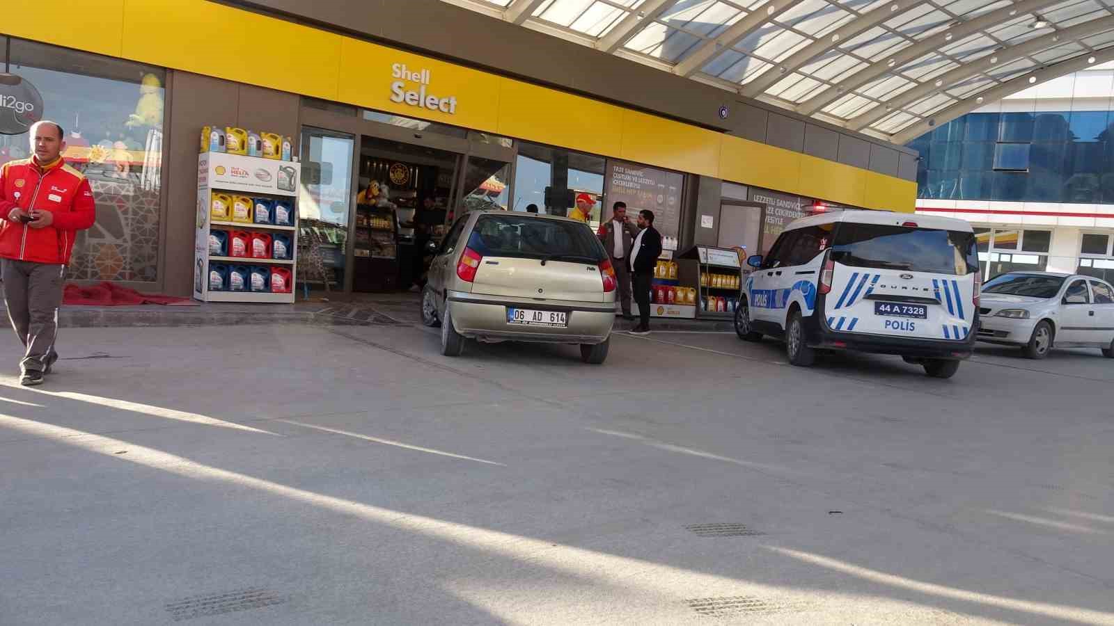 Kasiyerle tartışan sürücü aracıyla istasyona daldı
